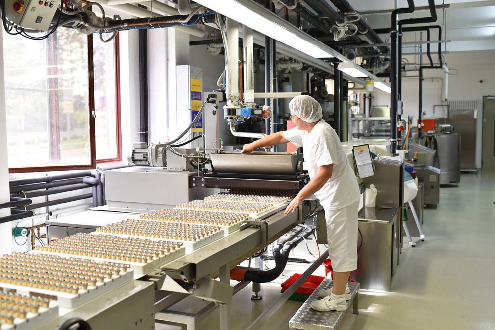 Production of pralines in a factory